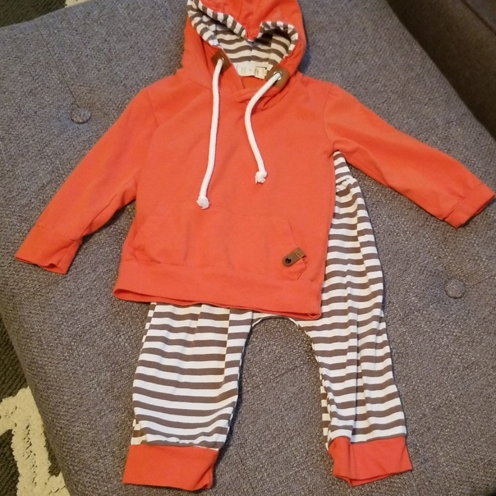 Size 90 2 piece tan and coral outfit.